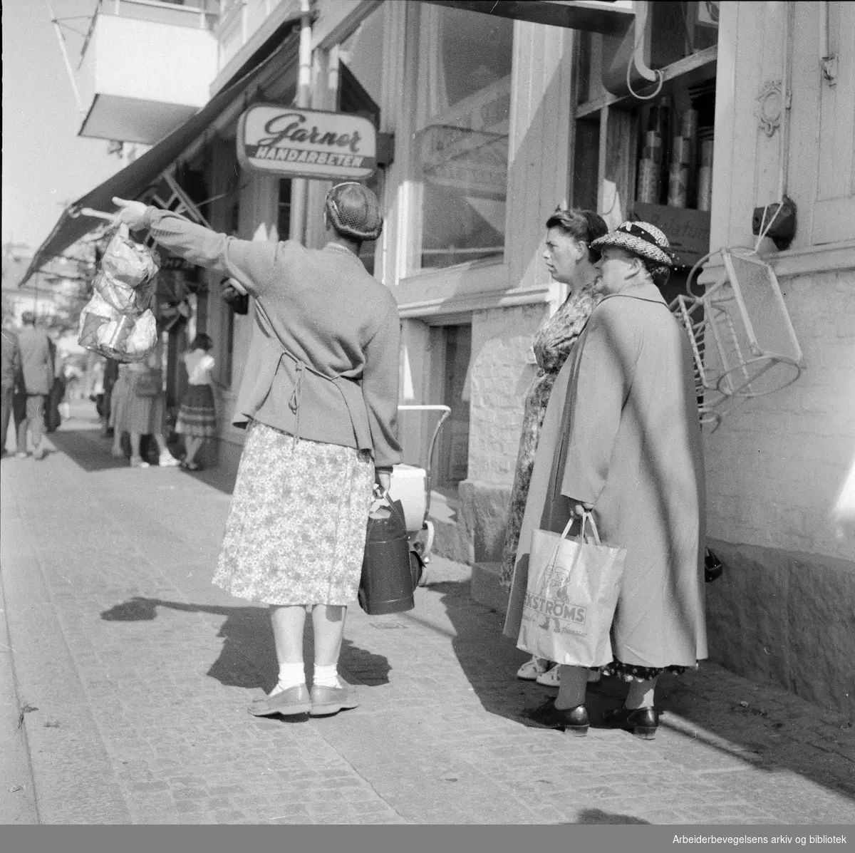 Nordmenn på handletur i Strømstad i Sverige 1955. ..