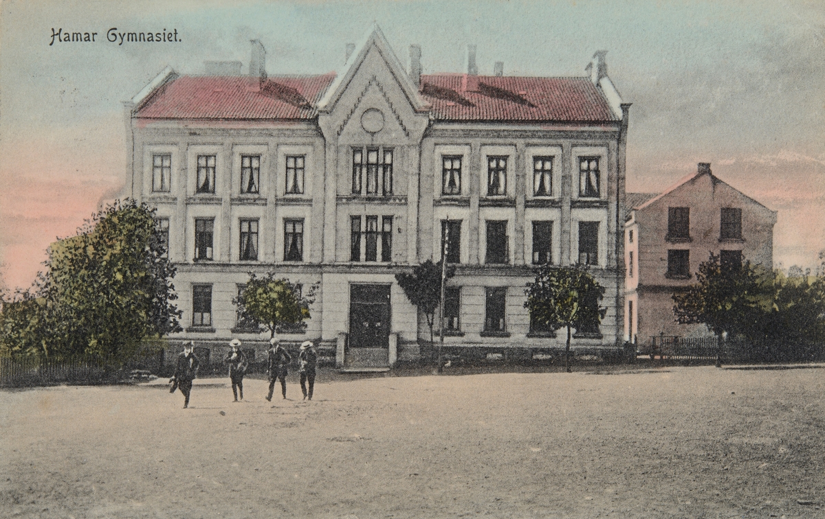Postkort, Hamar katedralskole, eksteriør skolebygningen før utvidelse, Vestre Torg, 
