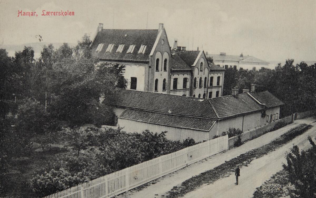 Postkort, Hamar lærerskole, uthusbygning, Kronborgvegen. 