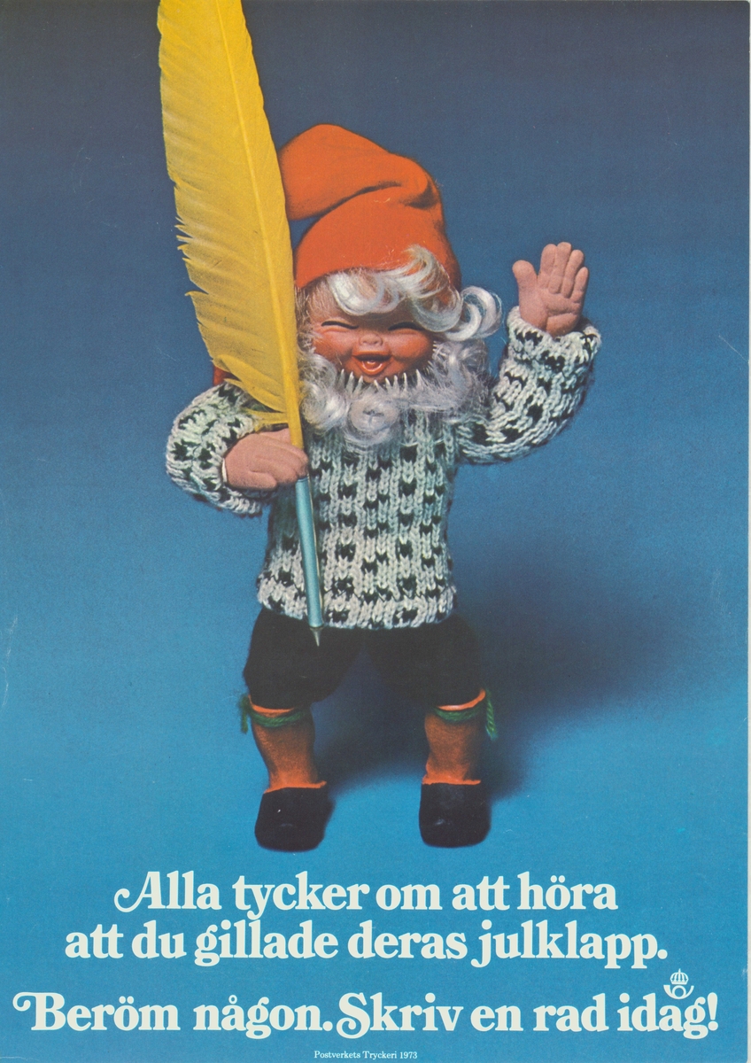 Affisch. Fotografi av en jultomte/tomtenisse-docka med en kalligrafifjäder i handen. Text under. Postsymbol.
