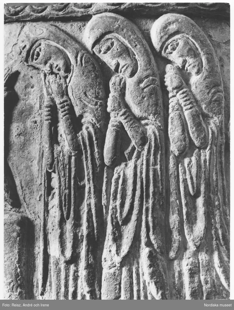 Skåne. "Sörjande kvinnor", detalj av dopfunten i Löderups kyrka från 1100-talet.