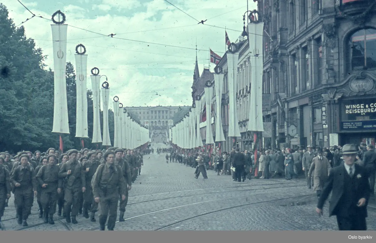 Karl Johans gate med norske soldater - Oslo byarkiv / DigitaltMuseum
