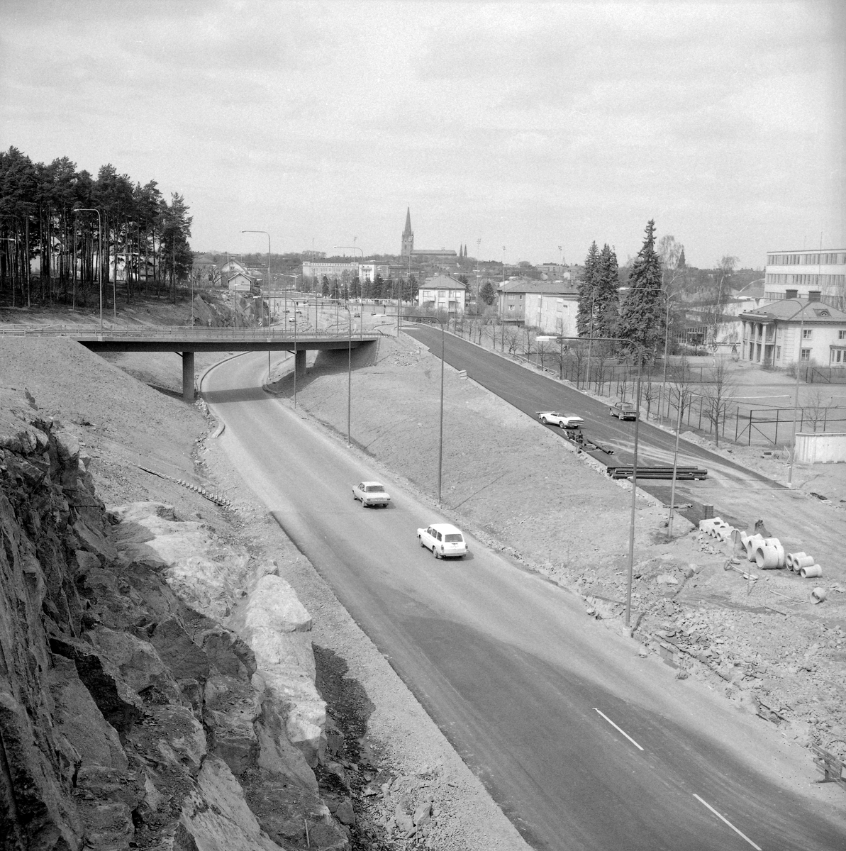 Brokindsleden breddas och får nya stråk för att svälja den ökade biltrafiken. Just här vid Risbrinken sammanstrålar inte färre än fyra trafikleder, vilket med tiden innebar ökade besvär. År 1973 var tiden mogen för en efterlängtad lösning.