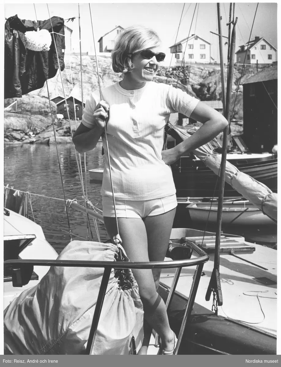 Bohuslän. Helfigursporträtt av en kvinna på en båt i hamnen.