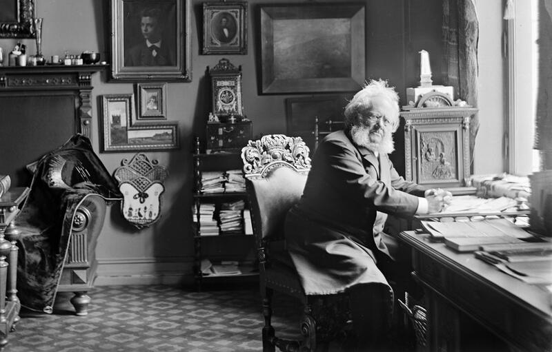 Ibsen fotografert i 1898 i sitt arbeidsværelse med utsikt mot Slottsparken.