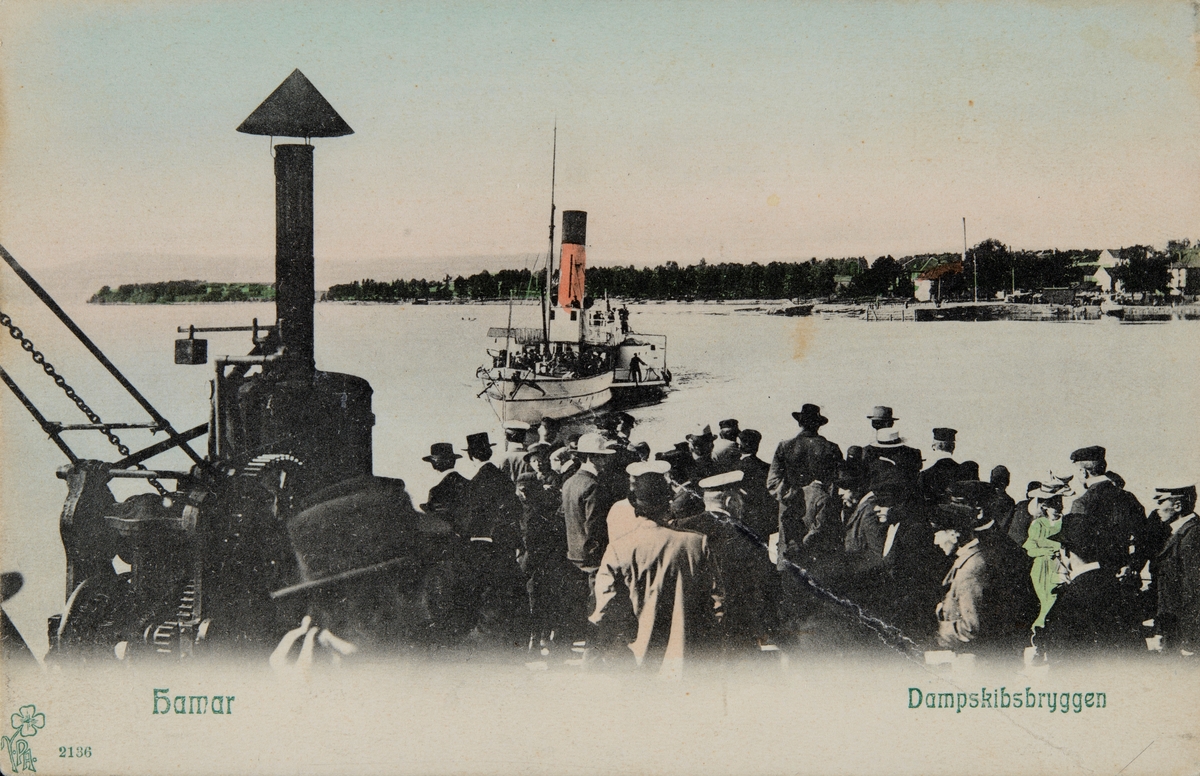Postkort, Hamar, mjøsbåten D/S Skibladner ankommer Jernbanebrygga, til venstre en dampdrevet heisekran,  "Hamar Dampskibsbrygge"