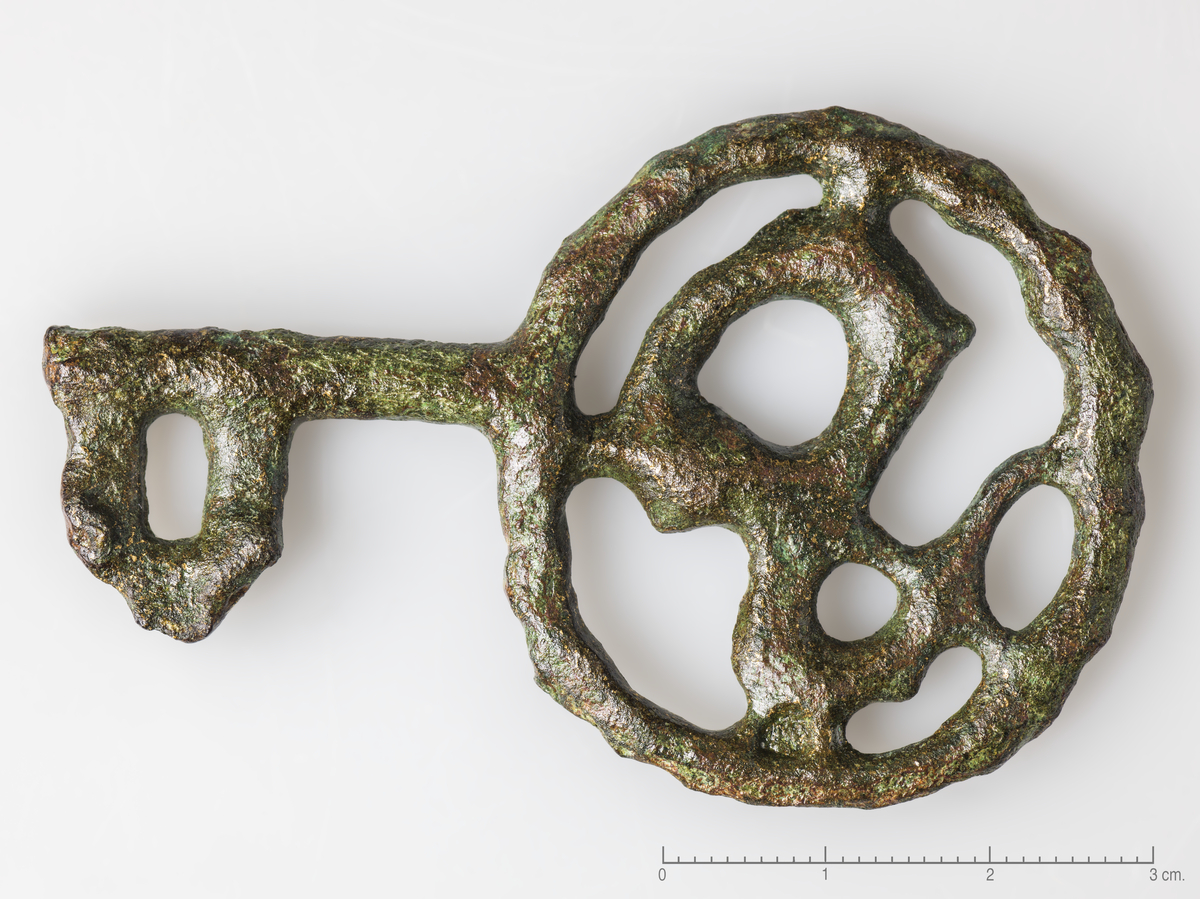 S5125 Vrislåsnøkkel av bronse, av samme hovedtype som Osebergfundet III, men enda tarveligere arbeide. Innenfor omramningen er en dyrefigur av samme slaget som vi kjenner fra Osebergstilen. 
Reve gnr.41, Klepp k.