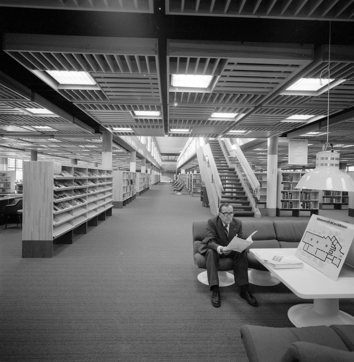 Stort, luftigt, mjukt på golvet, generöst med sittplatser i mjuka soffor och böcker förstås. Nya stifts- och stadsbiblioteket i Linköping kort efter öppnandet 1973. I en av de bekväma sofforna sitter länsbibliotekarie Åke Wretblad.