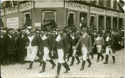 Borgertog i Drammen i 1911. Byjubileum. I bakgrunnen Drammen