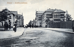 Postkort, Hamar, Jernbaneplassen med Hamars første stasjonsb