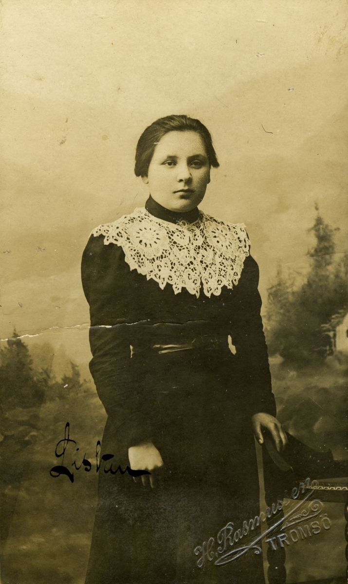 Elisabeth Marie Bertelsen, Russenes (Larsen) som konfirmant 1907.