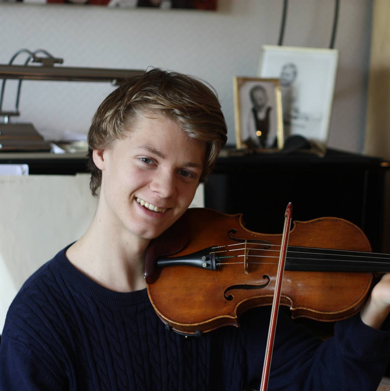 Bilde av solist Joakim Røbergshagen med sin fiolin