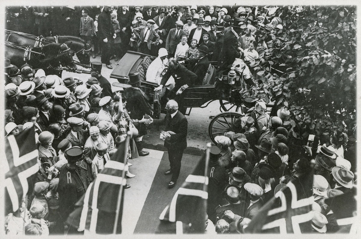 Roald Amundsen mottas. Landauer og folkemengde (Bilde 2) - Roald Amundsens ankomst til Bergen med S/S "Bergensfjord" efter "Norge"s flukt overe Polen. - 12. juli 1926