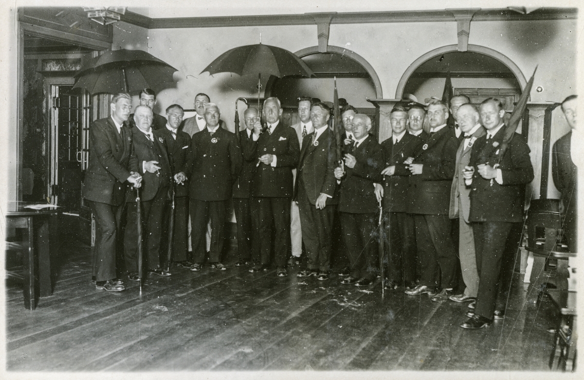 Middagsarrangement for Roald Amundsens og hans følge. Roald Amundsen oppstilt sammen med mannlige gjester - Roald Amundsens ankomst til Bergen med S/S "Bergensfjord" efter "Norge"s flukt overe Polen. - 12. juli 1926