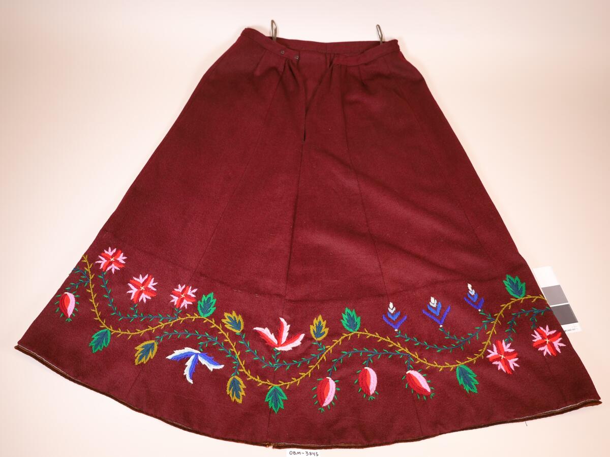 Broderte blomsterranker, strå  og blomsterknopper i ulike farger.