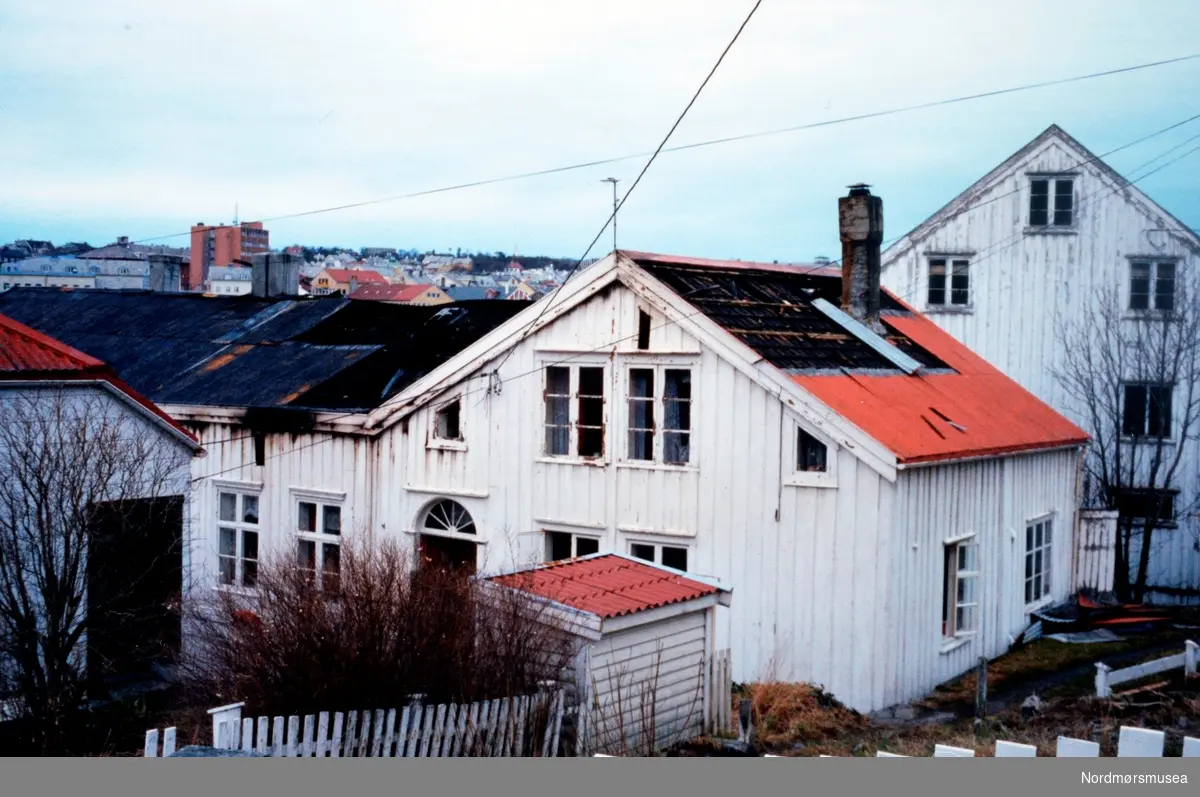 Forfallent bolighus trolig på Innlandet i Kristiansund. Arkivskaper og giver var Stein Magne Bach ved Nordmøre museum.
