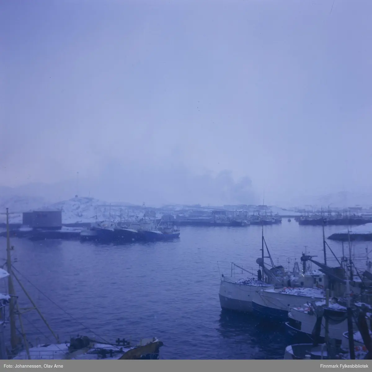 Båtsfjord havn

I bakgrunnen til venstre kan man se en silo med tekst: MOBIL 

Foto trolig tatt på 1960/70-tallet