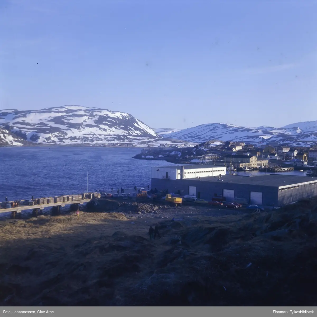 Foto av bygning i Båtsfjord (Finnmark)

Foto trolig tatt på 1960/70-tallet