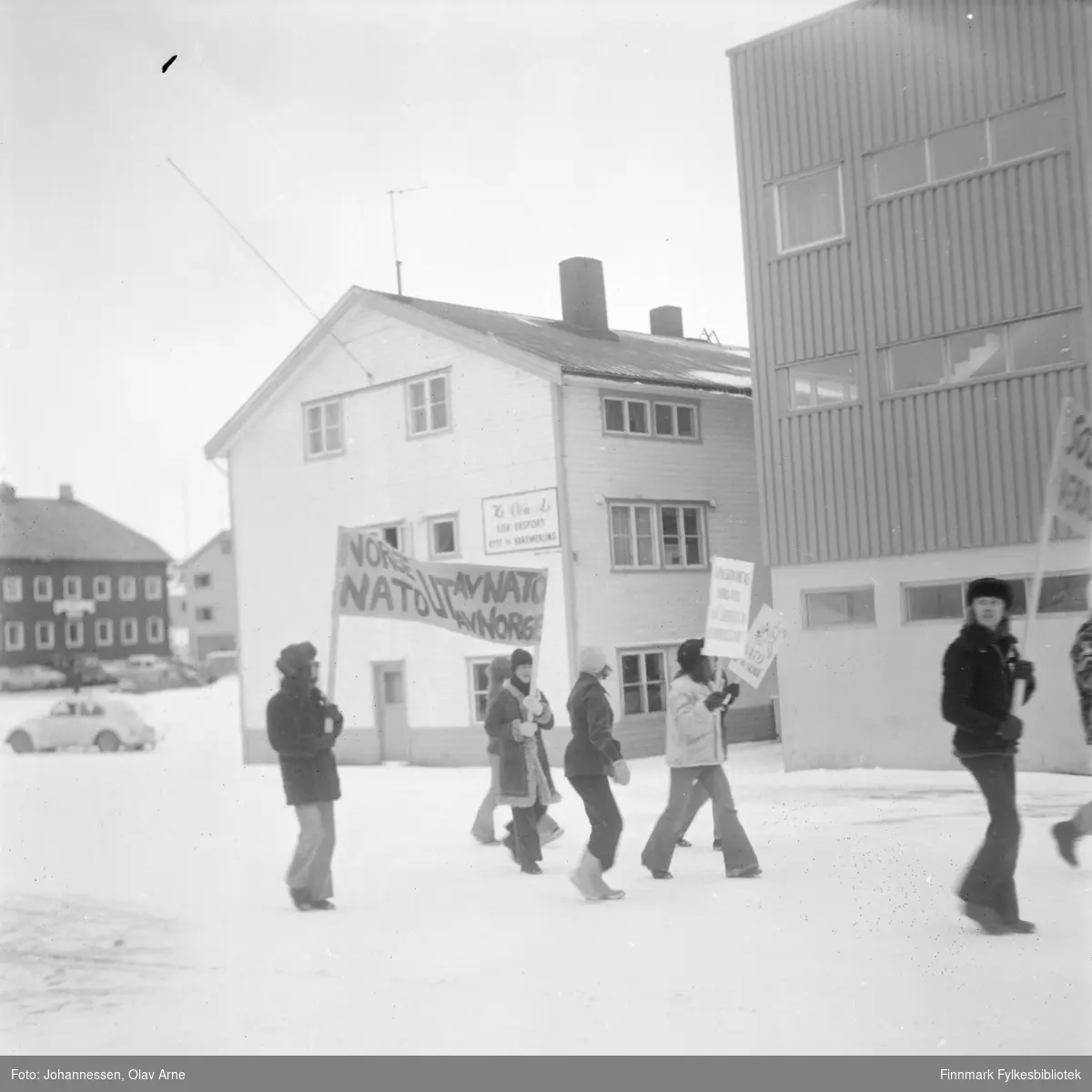 1. maitog utenfor Kr. Voie fiskebruk i Båtsfjord

Fiskarheimen Havly til venstre

Bærer av banner (til høyre i sausekinn) het Monsen, bror til William Monsen

Foto trolig tatt på tidlig 1970-tallet
