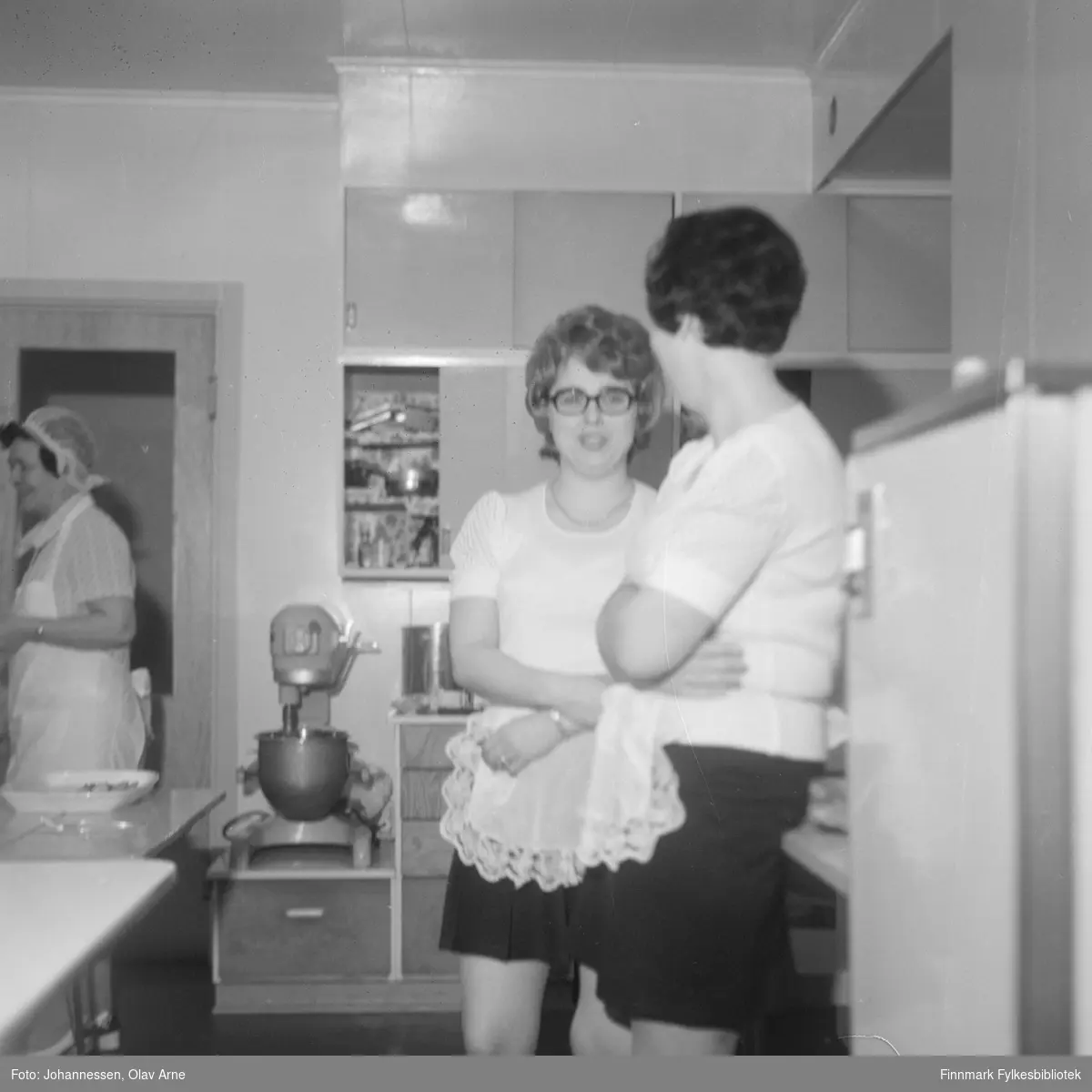 To serveringsdamer og en kokke i bakgrunnen. Alle ukjente 

Foto trolig tatt på tidlig 1970-tallet
