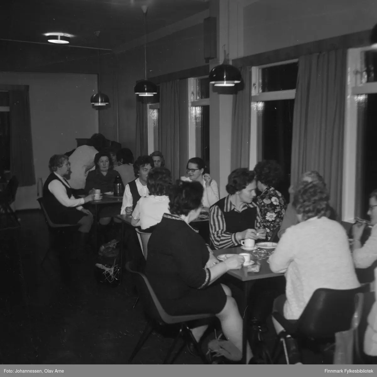 Nærmest til høyre mot kamera i hvitt, Florry Risvik, ved bordet bak mot kamera er Nanna Haugsens (i stripete skjorte) , til venstre for henne i profil Hildur Hansen, bak Hildur på neste bord mot kamera er Herbjørg Bolle (med briller) og til venstre for henne, Anna Bolle. Trolig Kvinnefiskerlagets møte på Velferden. 

Bakerst: Fra venstre i profil Mally Myrnes (1915), Ingeborg Andersen og ukjent