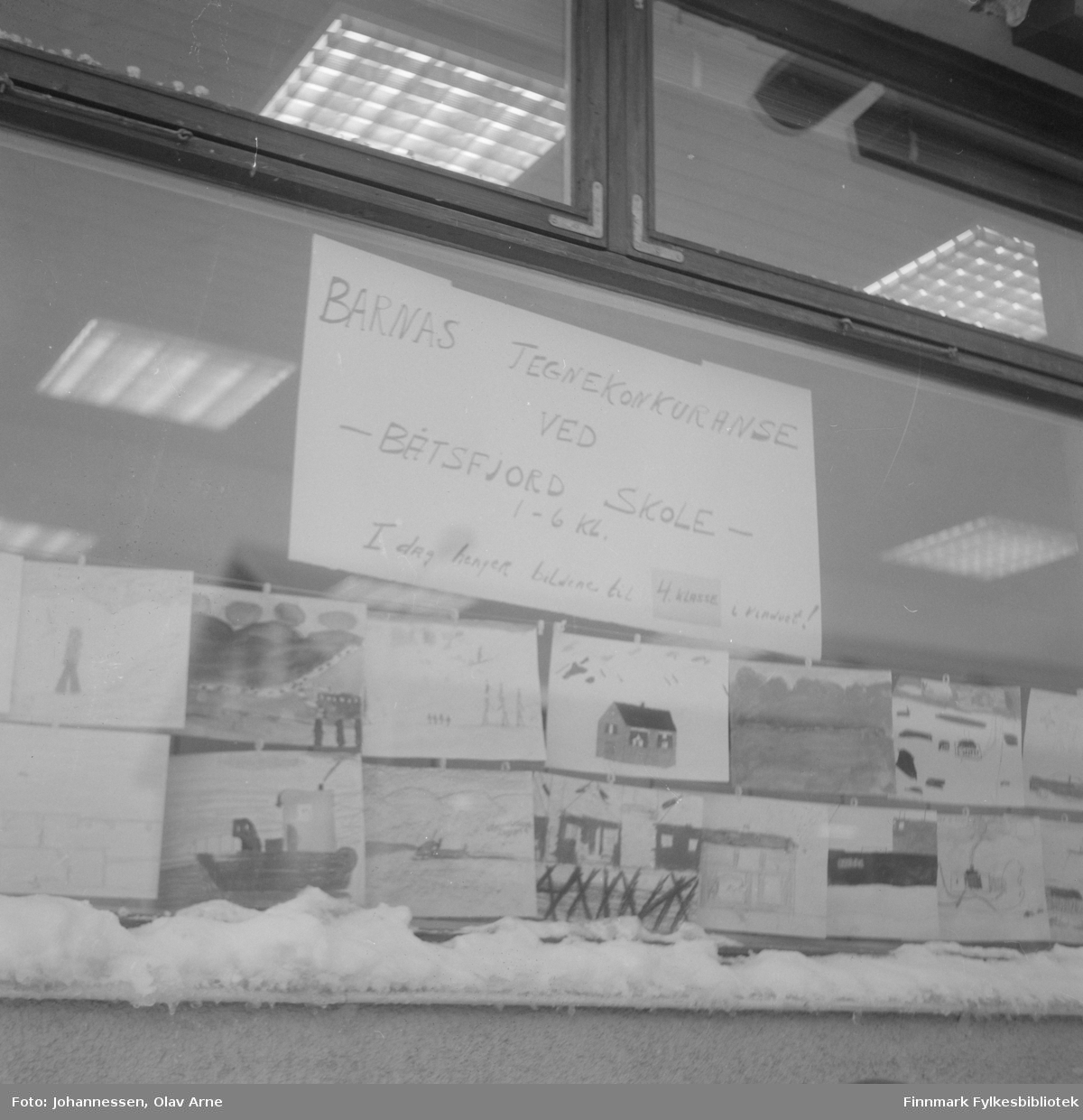 Tegnekonkurranse i Fiskernes Bank i Båtsfjord, Hindberggata 19

På plakaten står det skrevet: Barnas tegnekonkuranse ved Båtsfjord skole 1 - 6 kl. I dag henger bildene til 4. klasse i vinduet!