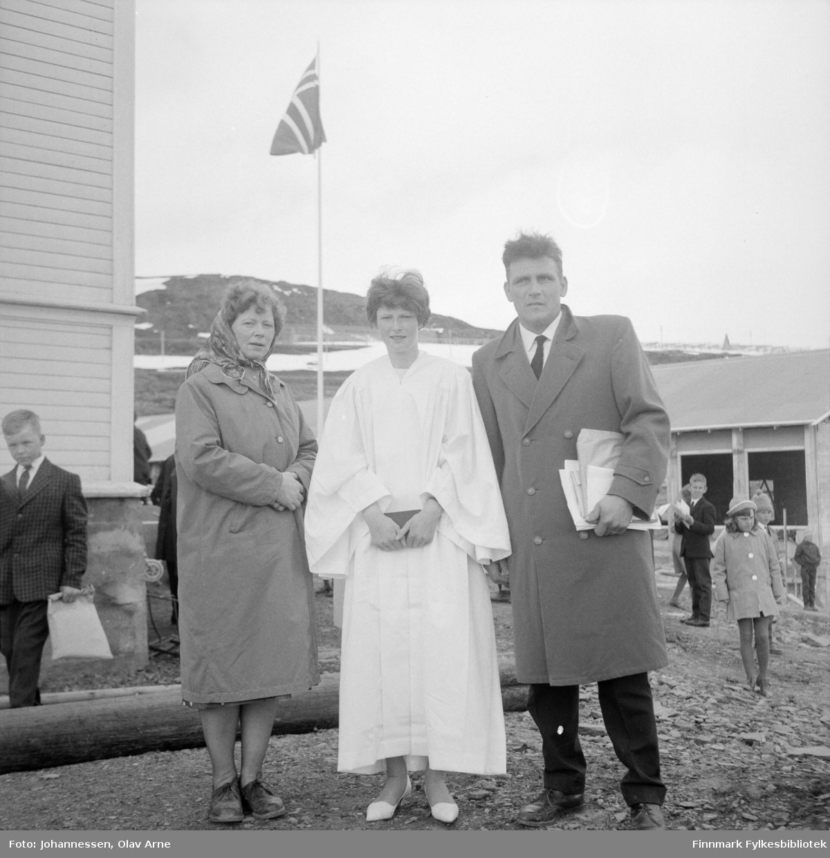 Solbjørg "Bogga" til venstre, datteren Lisbeth Ophaug (1950) og faren Allert Sørensen. Idar Wahlmann helt til venstre. De står utenfor Båtsfjord skole

Lisbeth ble konfirmert søndag 31. mai 1964 (Finnmarken annonse tirsdag 26.mai1964)

