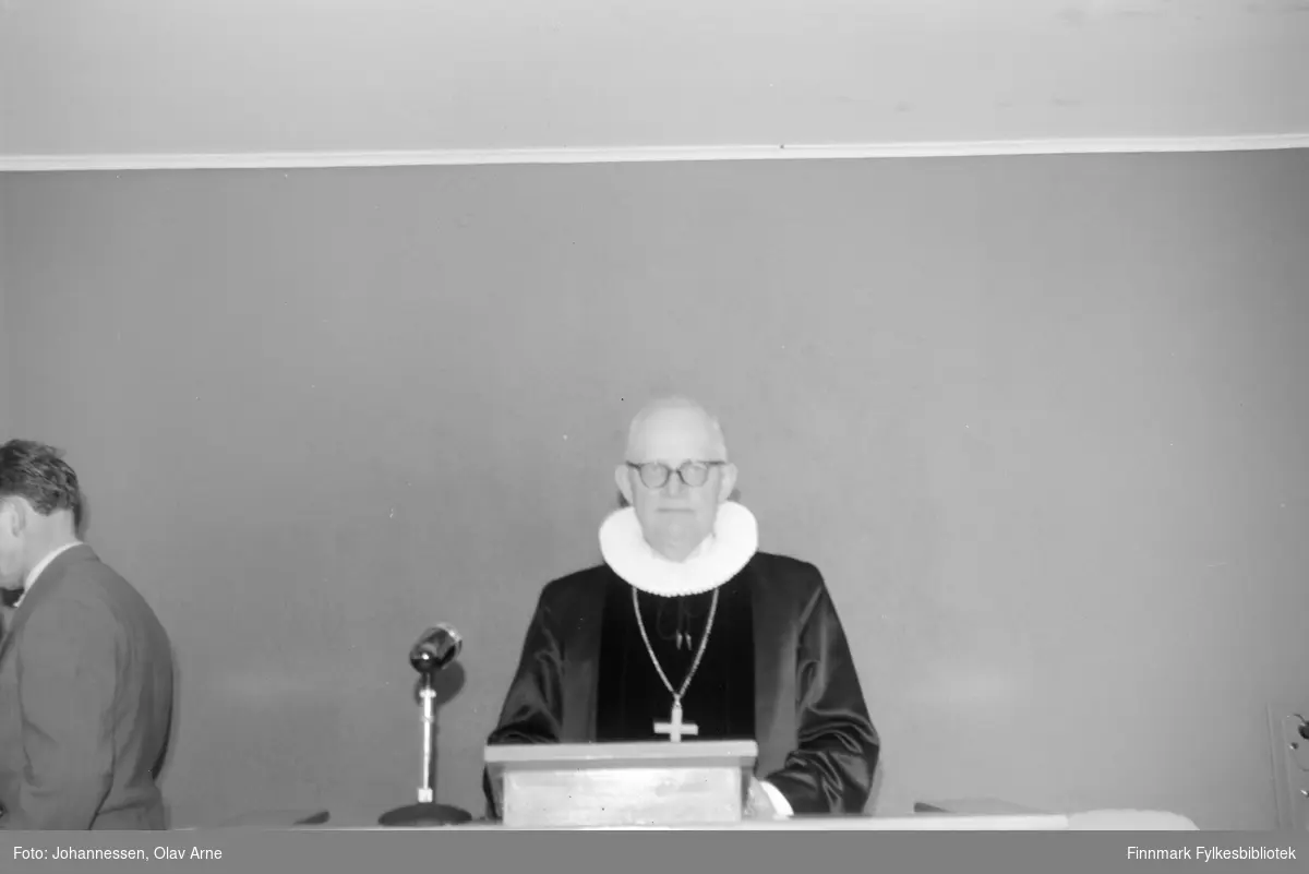 Fotografi av Hans Edvard Wisløff (1902-1969). Han var biskop i Sør-Hålogaland fra 1959 til sin død i 1969.

Foto er fra ukjent religiøs samling, trolig tatt på 1960/70-tallet?