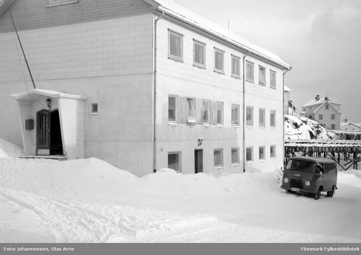 Muligens et foto fra Lofoten, Kabelvåg (usikker identifisering)

Foto av en bygning med en bil parkert utenfor

 Bilen har skiltnummer W-17459