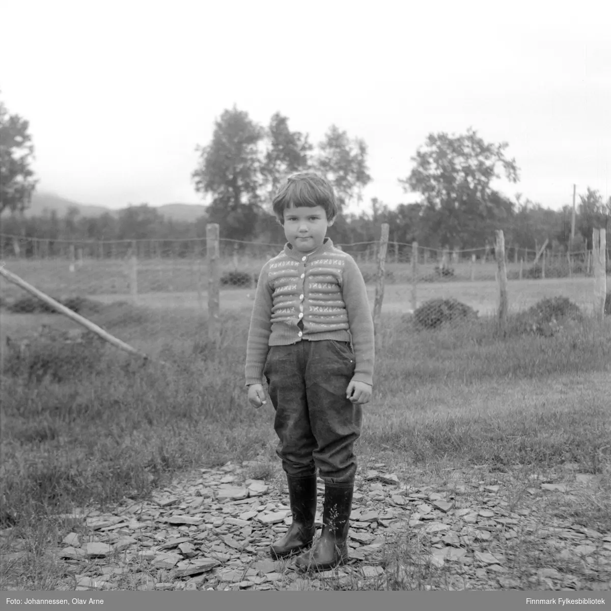 Foto av ukjent barn på ukjent sted

Foto trolig tatt på  1960/70-tallet