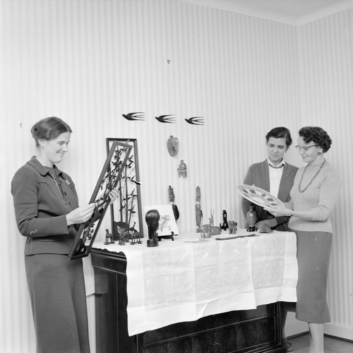 Kvinnor studerar universitetets konstskatter, Uppsala 1959