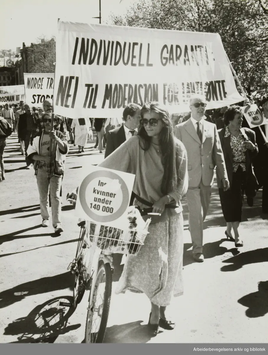 1. mai 1990. Skilt foran: Ingen kvinner under 140 000.
