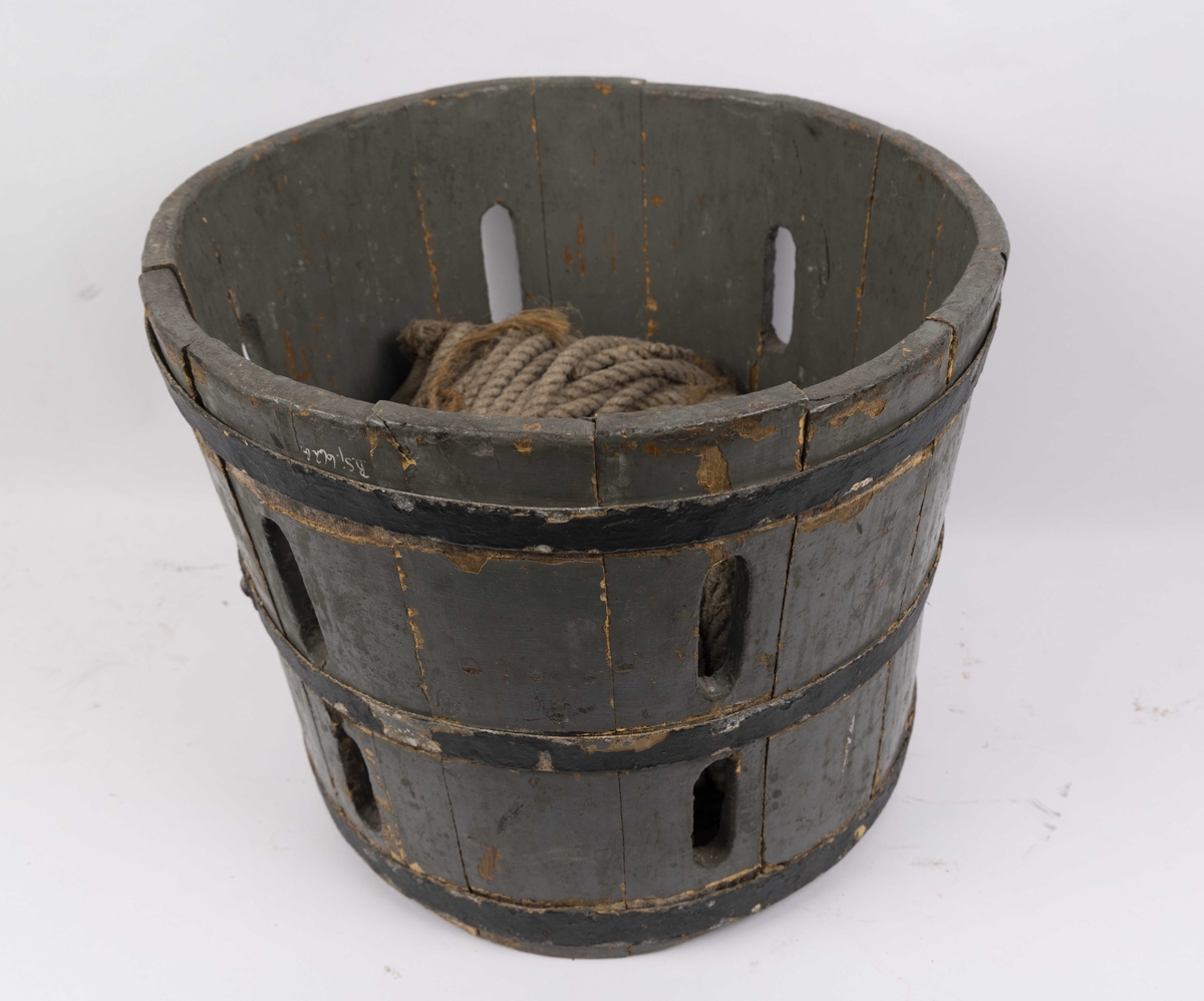 Trebøtte. Sylinderformet balje med band av jern. Bunn laget av tregitter for at vann skal kunne renne ut.  Line i hampetau med blylodd oppbevares i trebøtte.