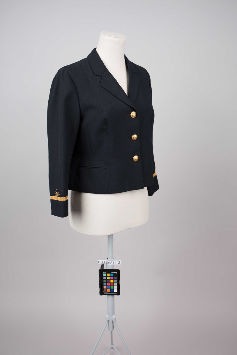 Uniformsjakke med 3 stk. knapper, del av telegrafist-uniform for kvinne. Kort modell med distinksjoner på erme.