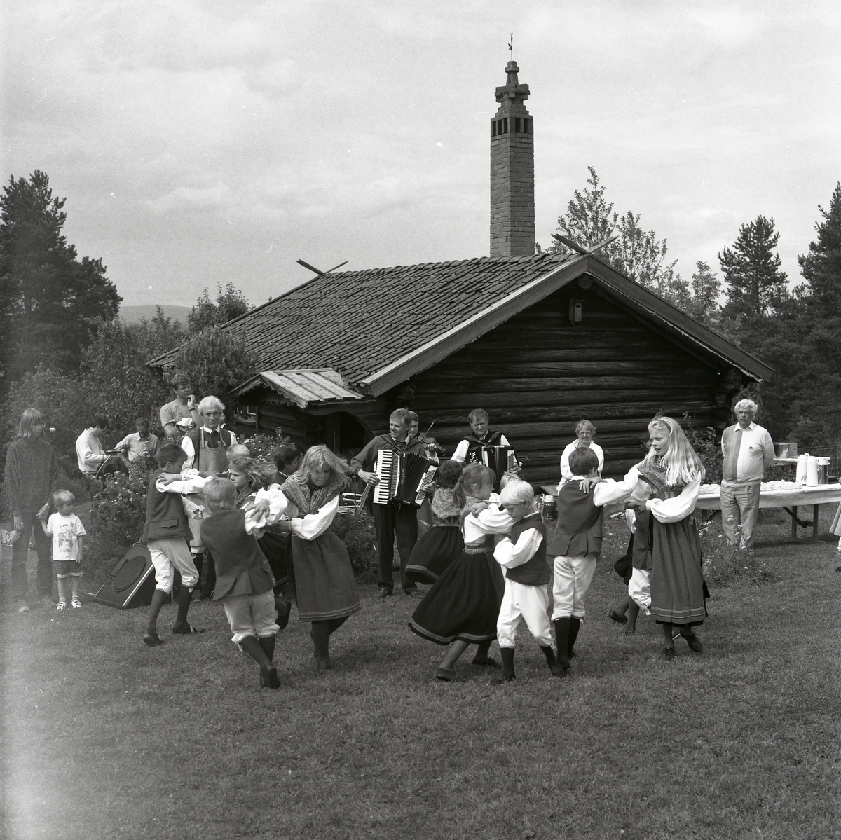 Några barn dansar till musik från spelmännen under Lärkadagen på Sollerön den 21 juli 1990.