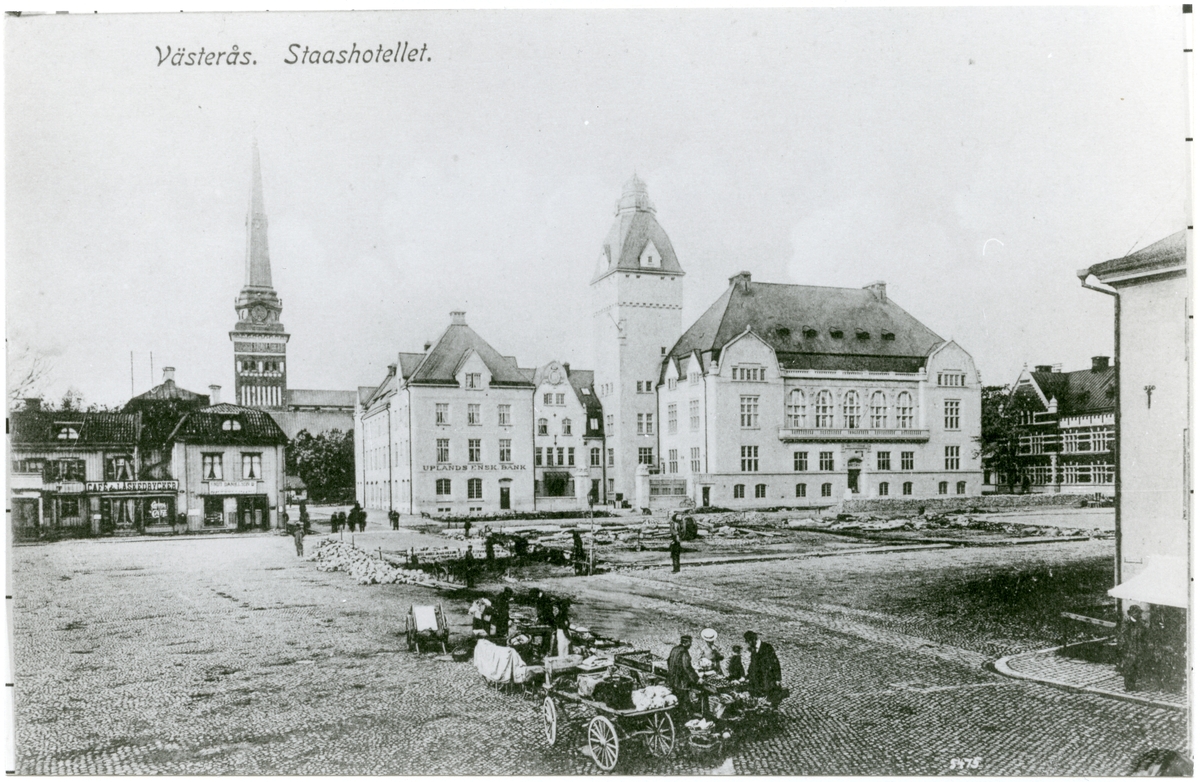 Västerås.
Stora torget iordningställs efter byggandet av stadshotellet, 1908.