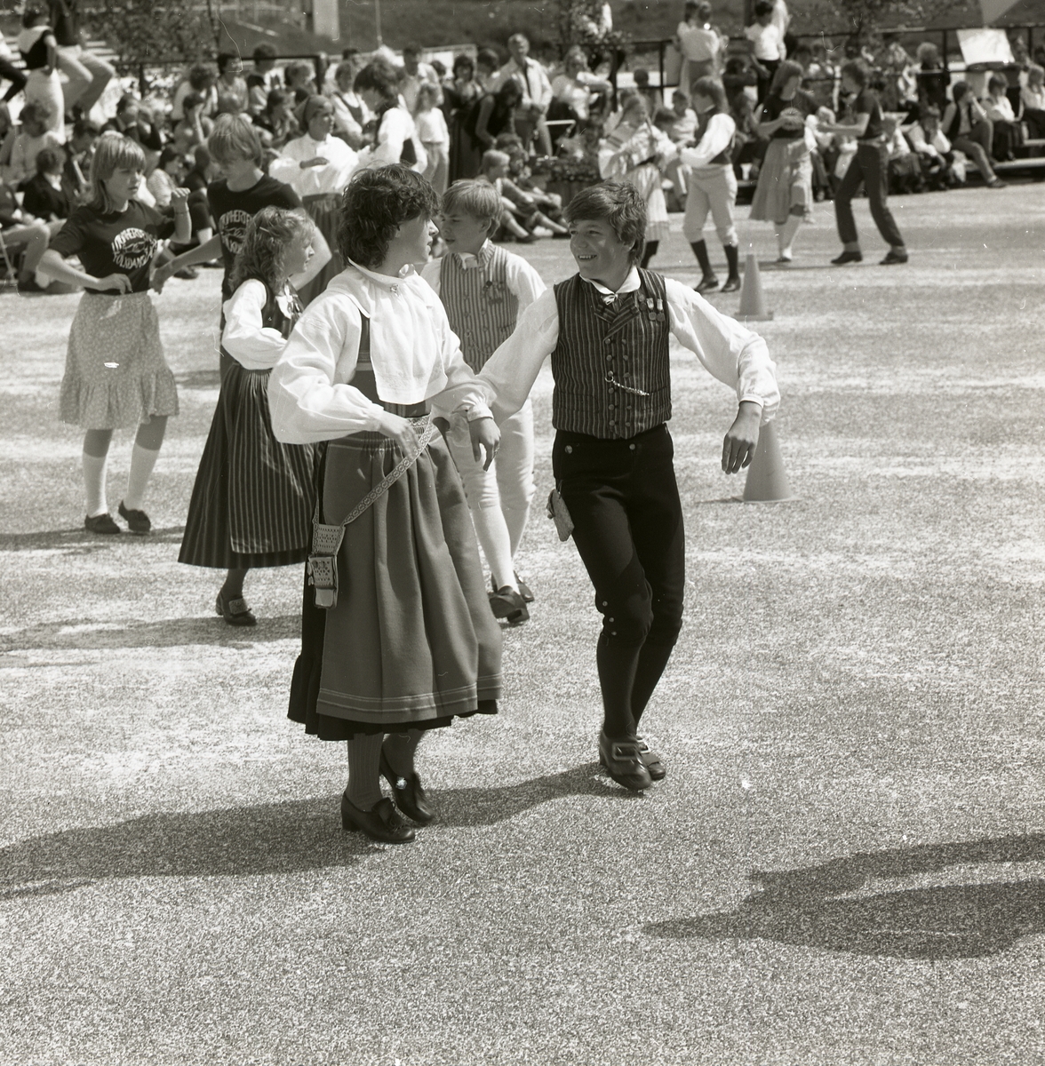 Ungdomar dansar i Lillhambon på Hällåsen den 2 juli 1983.