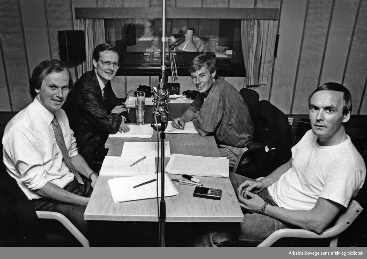 "Høyres Michael Tetzschner, Frps Peter N. Myhre, Aps Rune Gerhardsen og RVs Erling Folkvord diskuterte nedskjæringspakken i Oslo på Østlandssendingen i går." Juni 1988.