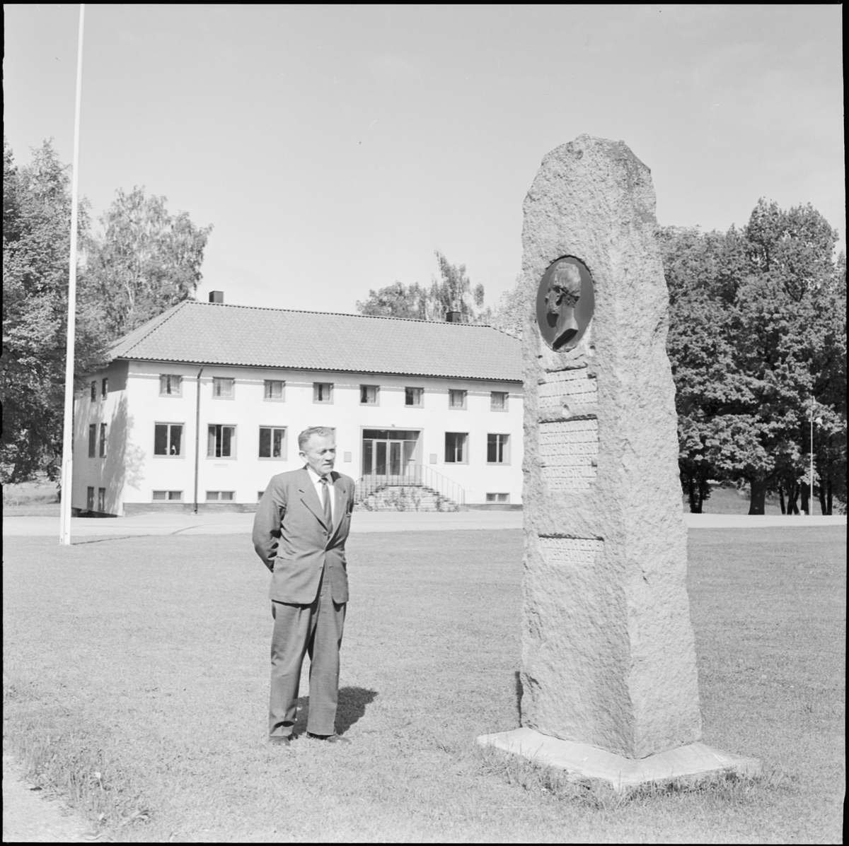 Lantbrukshögskolan, professor Tortensson utanför kansliet, Uppsala 1962