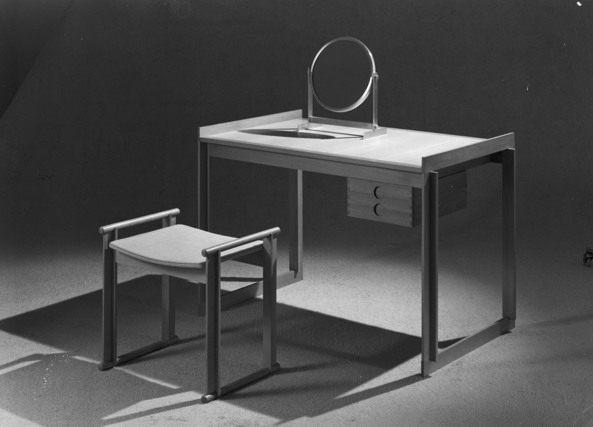 Möbelutställning, Hantverket
Toalettbord med spegel och stol