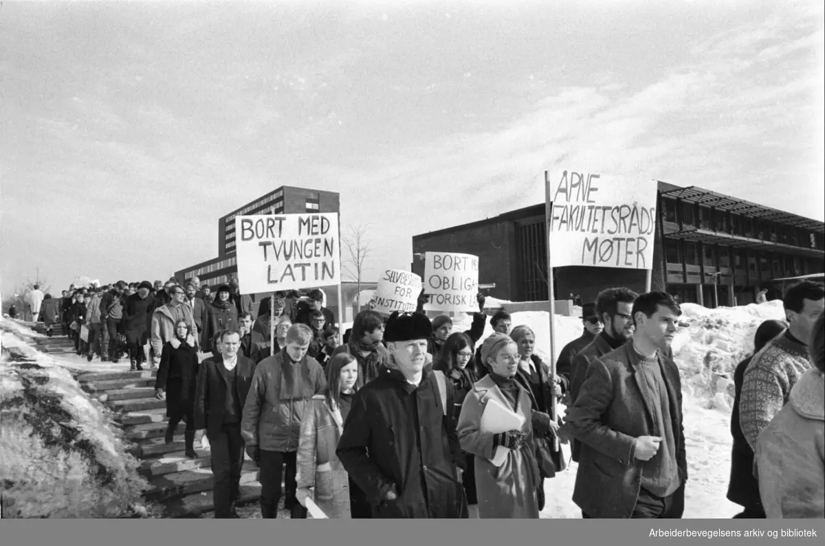 Demonstrerende studenter avbrøt fakultetsrådsmøtet ved Det Historisk-Filosofiske fakultet på Blindern. Mars 1969.