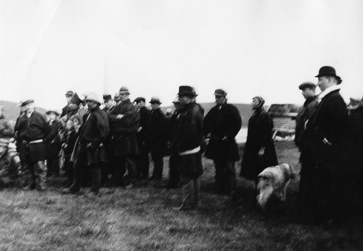 Gruppebildet av Kirkelyd i Polmak, ca.1920, fotografert av O. T. Nodland.