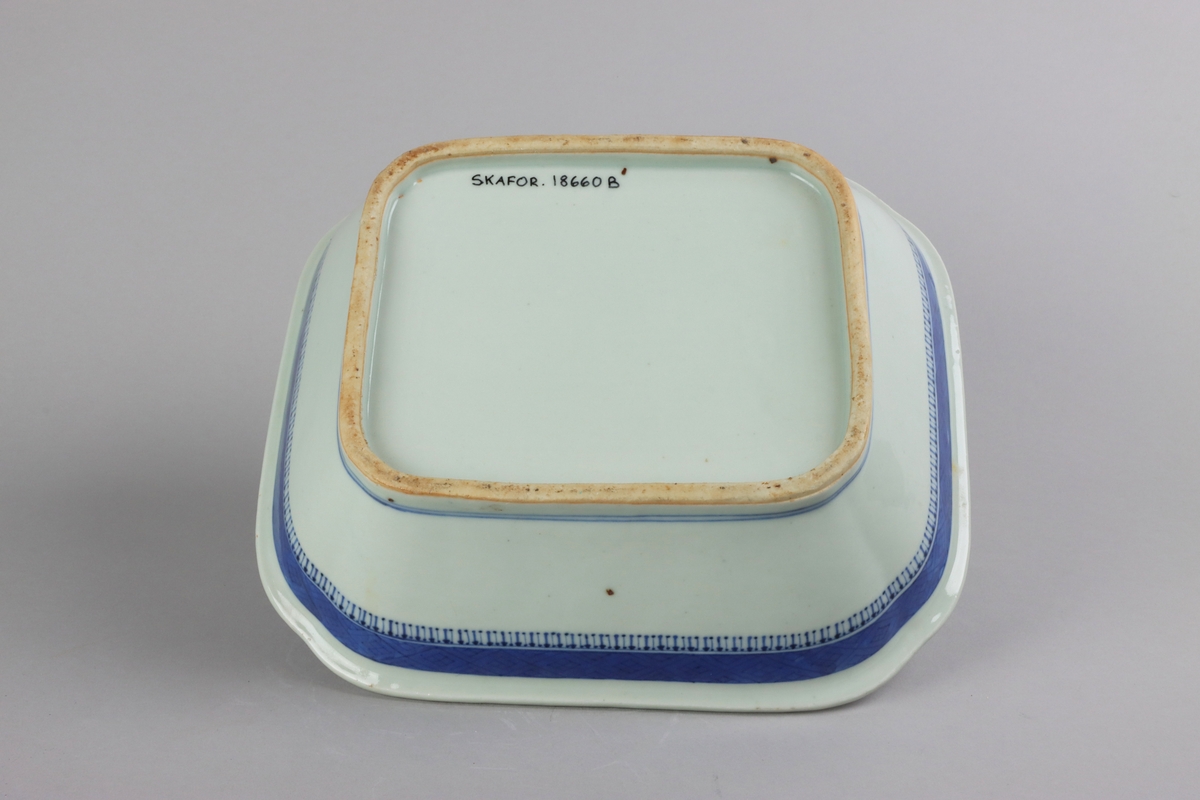 Square form with chamfered corners, a flat plain rim. The inside of the dish slightly everted and below the rim a wide dark blue bord with a criss cross pattern. A bord with criss cross pattern and reserves with symbols of good fortune surrounds the well. Centered in the well landscapes scenes with pagodas, buildings, waters, bridges and gardens. The the sides of the dish is below the rim decorated with a criss cross patterned bord. All decor in blue underglaze. The base is not decorated.