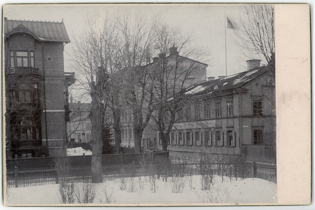 Kabinettsfotografi - Fackskolan, Trädgårdsgatan - Slottsgränd, Uppsala 1902
