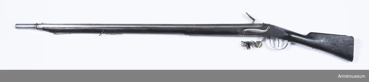 Grupp E II.
Musköt med flintlås, förändringsmodell från 1700-talets senare del. Märkt: O E N 87190. Kolven avkortad.