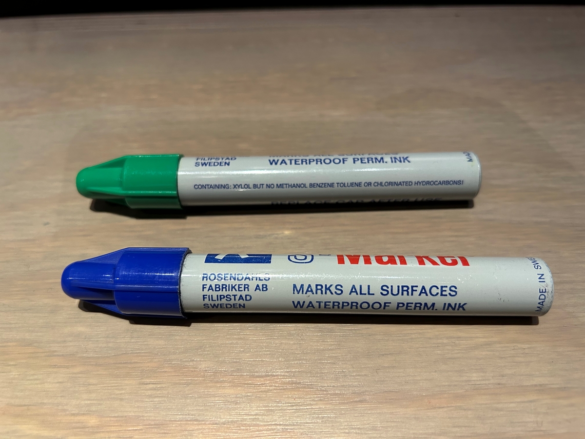 Märkpennor i blått och grönt med respektive färg på korken. Pennorna har filtspetsar och doftar starkt av sprit.
:1 - blå
:2 - grön