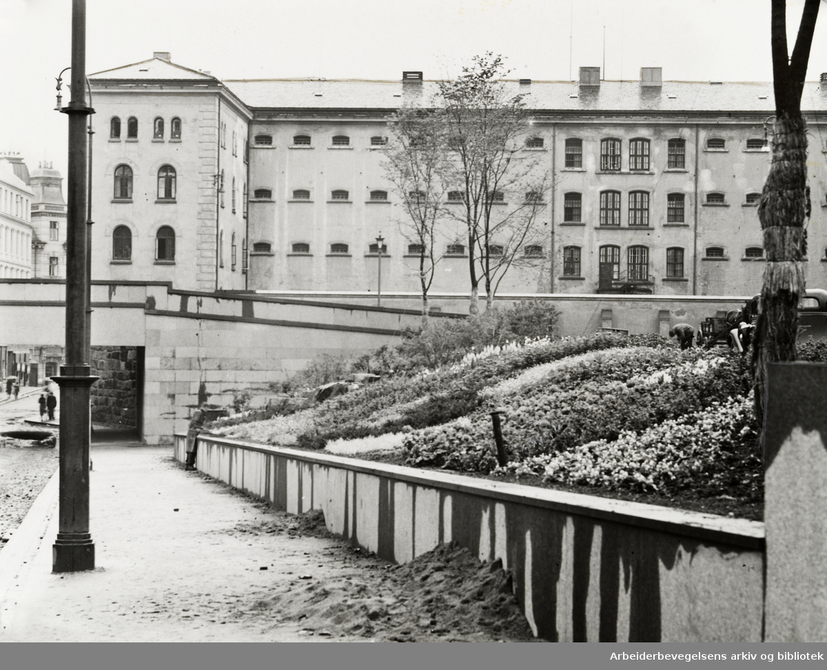 Fengselsbygningen i Møllergata 19 (eg. Oslo kretsfengsel avd. A) sett fra Arne Garborgs plass/Hospitalgata. Udatert. 1940-tallet.