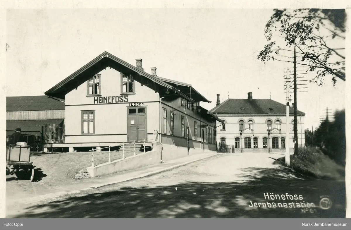 Hønefoss gamle (nærmest) og nye (i bakgrunnen) stasjon