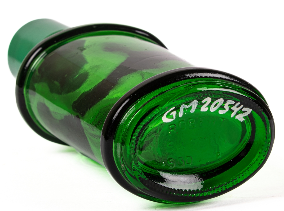 Flaska av grönt glas med skruvlock i grön plast. Flaskan är ovalt rundad med bredare fram och baksida. Längst ned och vid ca 2/3 höjd av flaskan finns en utstående rundad list i glaset, runt hela flaskan. Över den övre listen avsmalnar flaskan uppåt. Flaskan avsmalnar något nedåt mellan listerna. På framsidan under den övre listen går en utbuktning i glaset. Under det står tryckt i vitt: "PR ORIGINAL PR FOR MEN PIERRE ROBERT AFTER SHAVE". Fabrikationstryck i glaset i botten står otydligt "ROBERT SWEDEN SGD 8". På locket i stora utstående bokstäver står "PR".