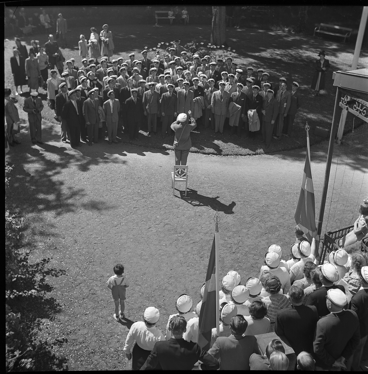 Manskören sjunger från hotellets altan, juni 1950.
